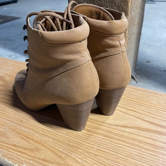 Tan heeled booties - Picture 1 of 2